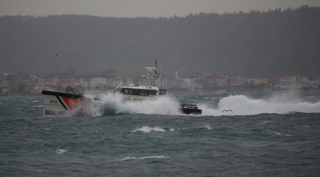 Çanakkale Boğazı'nda fırtına etkili oluyor