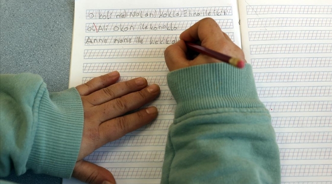 Cezaevi öğretmenleri eline kalem almamış "mahkum" öğrencilerini aydınlık yarınlara hazırlıyor