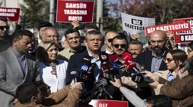 CHP Genel Başkanı Özel'den, Anayasa Mahkemesi önünde toplanan gazetecilere destek ziyareti