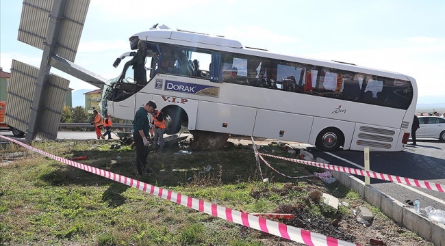 Denizli'de turistleri taşıyan otobüsle otomobilin çarpışması sonucu 30 kişi yaralandı