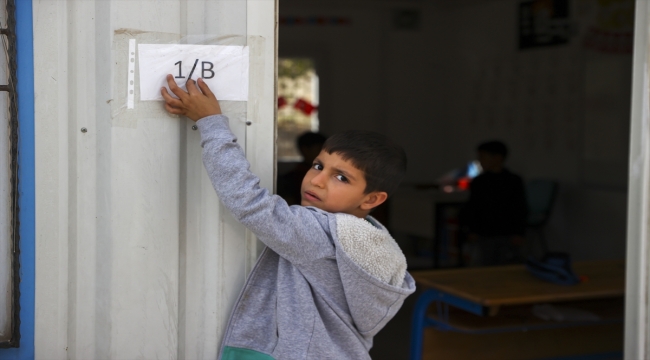 Deprem bölgesindeki 1168 öğretmen için ders zili konteynerlerde çalıyor