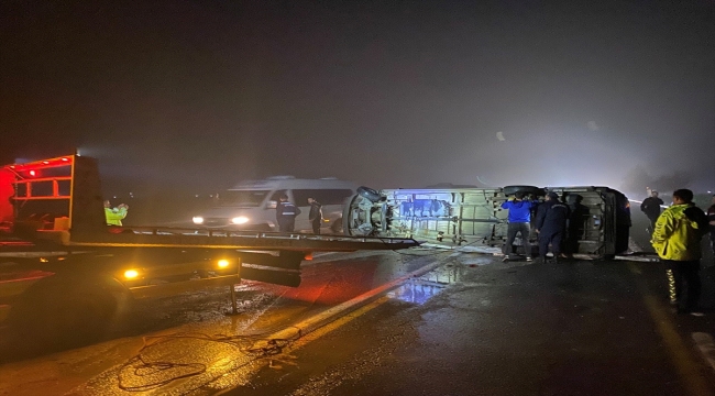 Diyarbakır'da devrilen minibüsteki 14 kişi yaralandı