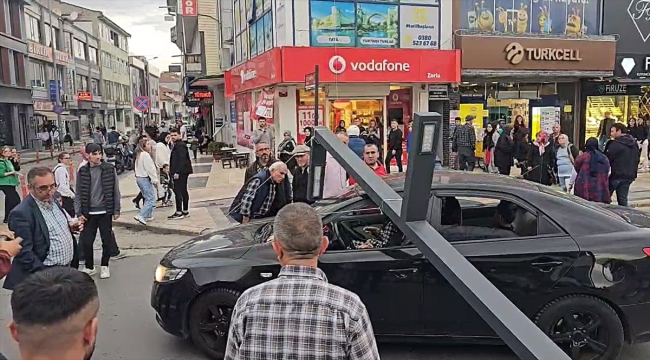 Düzce'de aydınlatma direği seyir halindeki otomobilin üzerine devrildi