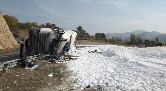 Elazığ'da devrilen tuz yüklü tırın sürücüsü yaralandı 