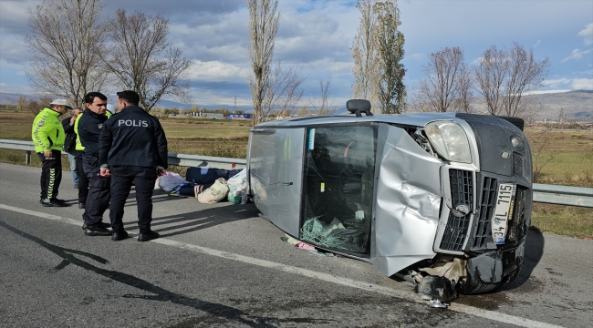 Erzincan'da devrilen hafif ticari araçta sıkışan 2 yaralı itfaiye ekiplerince kurtarıldı