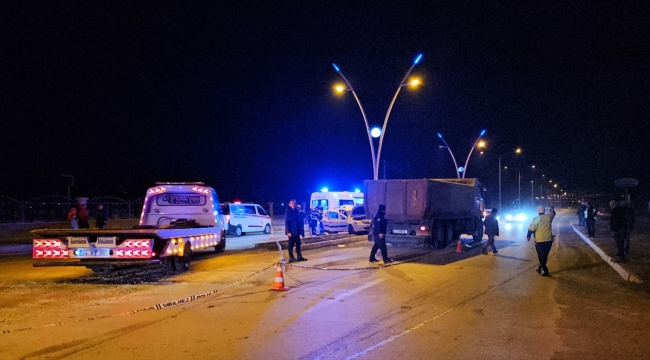 Erzincan'da kamyon ve otomobilin çarpıştığı kazada 2 kişi öldü, 4 kişi yaralandı