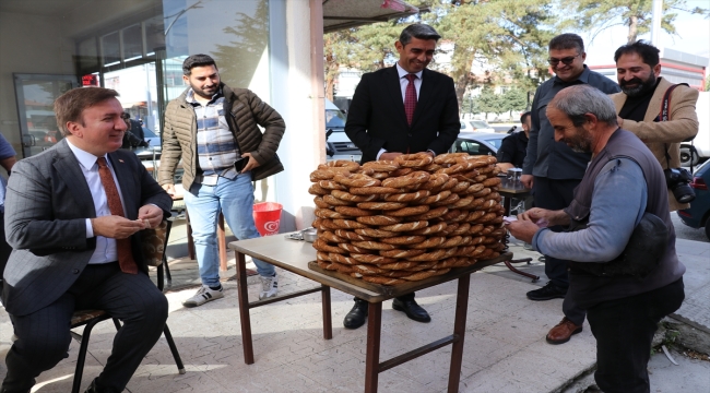 Erzincan Valisi Aydoğdu, seyyar satıcıya tezgahındaki tüm simitleri alarak destek oldu