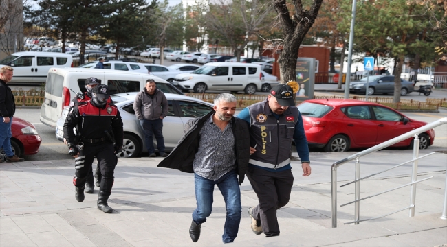 Erzurum'da bir kimlikten yola çıkan polis hem hükümlüyü hem aranan arkadaşını yakaladı