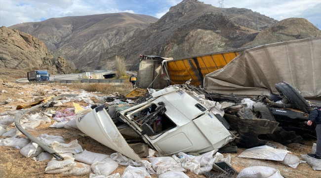 Erzurum devrilen nohut yüklü tırın sürücüsü öldü