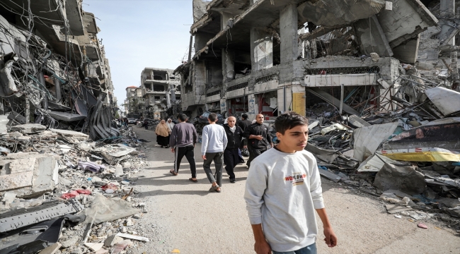 Filistinliler, insani aranın ikinci gününde Gazze'nin güneyindeki çarşılara akın etti