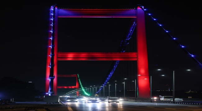FSM Köprüsü, "Karabağ Zaferi" için Azerbaycan bayrağının renkleriyle aydınlatıldı