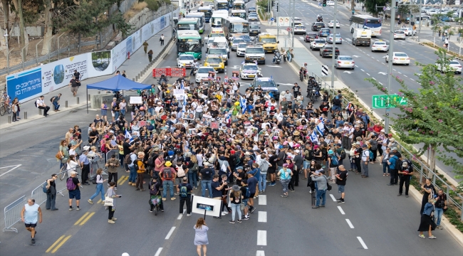 Gazze'deki İsrailli esirlerin aileleri, esir takası talebiyle Tel Aviv'den Batı Kudüs'e yürüyor