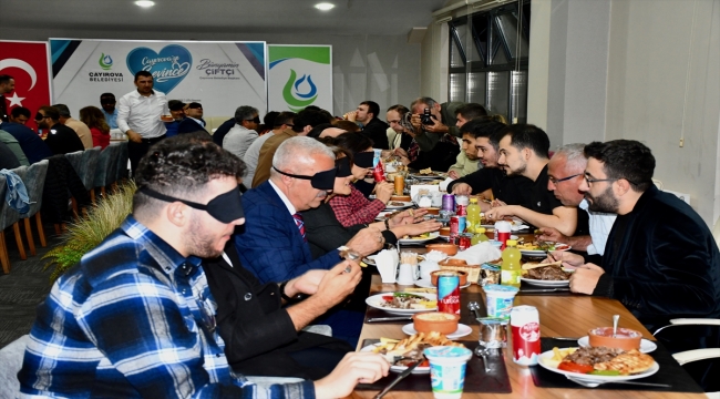 Görme engelli bireylerle empati için gözlerini kapatıp yemek yediler