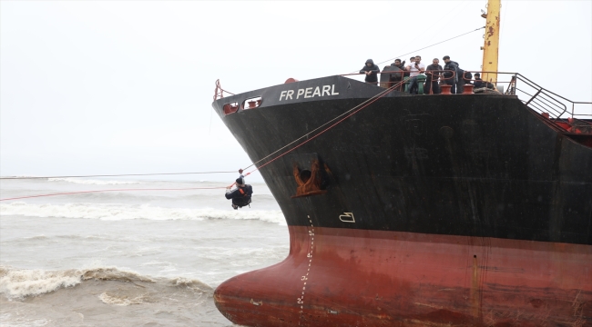 Artvin'de karaya oturan yük gemisinin 13 kişilik mürettebatı tahliye edildi