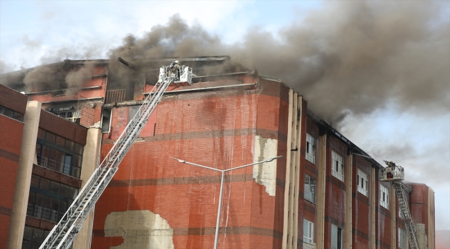 Başakşehir'de sanayi sitesindeki iş merkezinde çıkan yangın söndürüldü