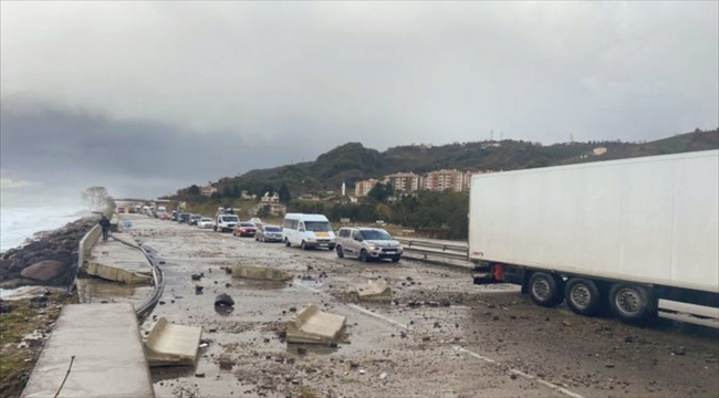 Giresun'da fırtına sonucu yükselen dalgalar zarara yol açtı