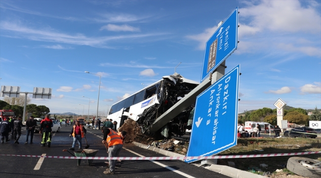 Denizli'de turistleri taşıyan otobüsle otomobilin çarpışması sonucu 30 kişi yaralandı