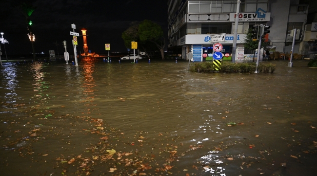 İzmir'de deniz taştı, sokaklar su altında kaldı