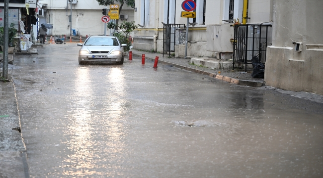 İzmir'de şiddetli sağanak ve fırtına hayatı olumsuz etkiliyor