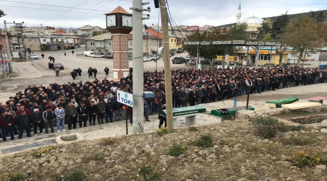 Konya'da otomobille kamyonun çarpıştığı kazada 4 kişi öldü, 1 kişi yaralandı