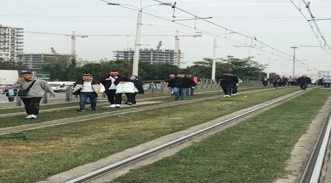 Güngören'de raydan çıkan tramvay nedeniyle seferlerde aksama yaşanıyor