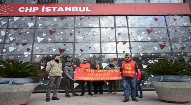 Haksız yere işten çıkarıldığını öne süren işçiden CHP İstanbul İl Başkanlığı önünde eylem