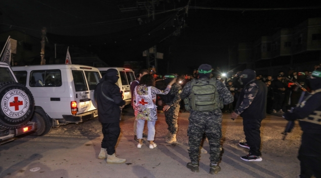  Hamas, 10 İsrailli esiri Kızılhaç yetkililerine teslim etti