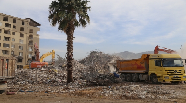 Hatay'da depremlerde ağır hasar alan 3 bina kontrollü yıkıldı