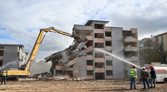 İBB, kentsel dönüşüme giren Bakırköy'deki İş Bankası Mensupları Sitesi'nde yıkım yaptı