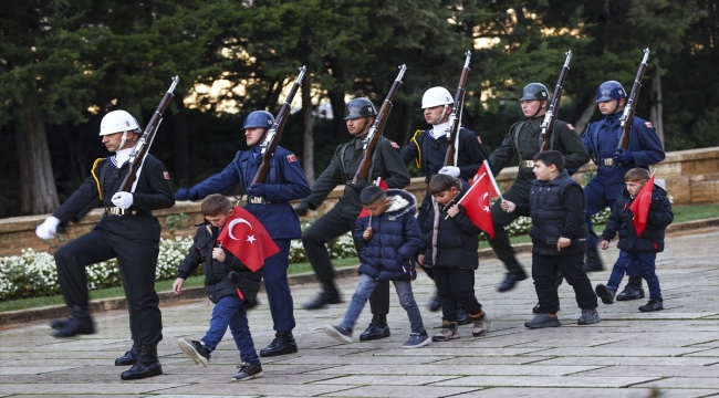 Iğdır'da Anıtkabir'de tutulan Ata'ya saygı nöbetini canlandıran öğrenciler Ankara'da