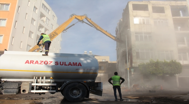 İskenderun'da depremlerde ağır hasar alan 4 bina kontrollü yıkıldı