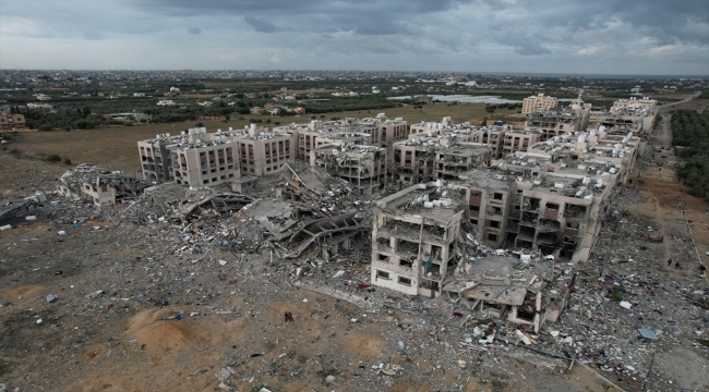 İsrail'in Gazze'ye saldırılarında yerle bir olan toplu konut sitesindeki yıkım havadan görüntülendi