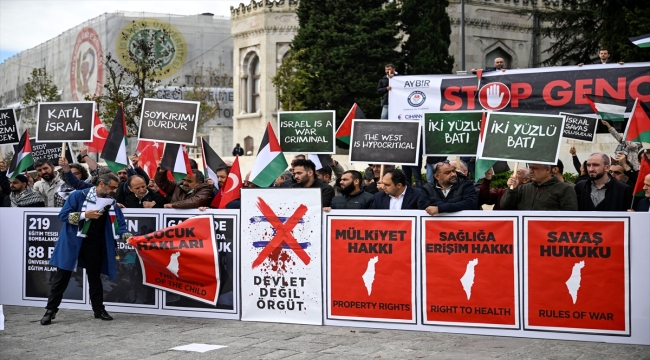 İstanbul'da akademisyenlerden "cübbeli" İsrail protestosu
