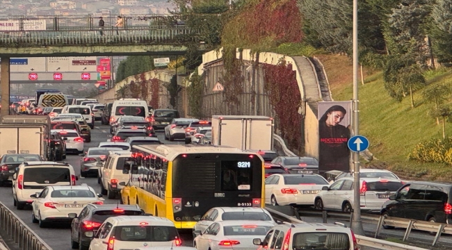 İstanbul'da ara tatilin ardından okulların açılmasıyla trafik yoğunluğu oluştu