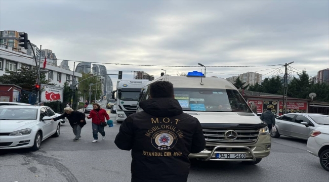 İstanbul'da polis ekipleri okul çevrelerinde denetim gerçekleştirdi