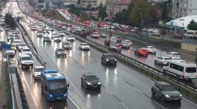 İstanbul'da yağmurun da etkisiyle trafik yoğunluğu yüzde 80'e çıktı