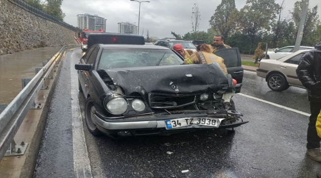 İstanbul'da zincirleme trafik kazasında 3 kişi yaralandı