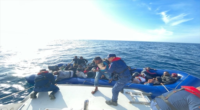 İzmir açıklarında 15 düzensiz göçmen kurtarıldı, 71 göçmen yakalandı