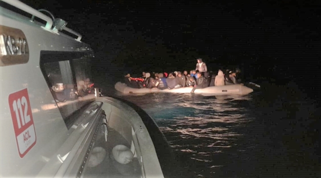 İzmir açıklarında 81 düzensiz göçmen kurtarıldı, 33 göçmen yakalandı