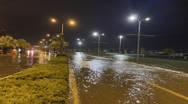 İzmir'de deniz taştı, sokaklar su altında kaldı