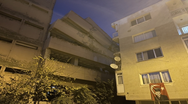 İzmir'de kontrollü yıkım sırasında çöken binanın yanındaki 3 apartman tedbir amaçlı tahliye edildi
