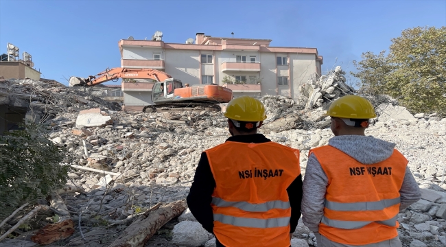 Kahramanmaraş'ta ağır hasarlı binaların yıkımı sürüyor