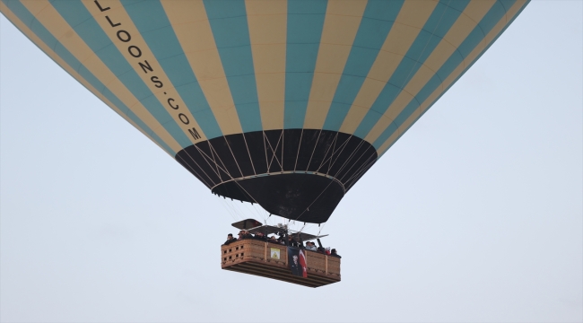 Kapadokya'da balonlar Türk bayrağı ve Atatürk posteriyle uçtu