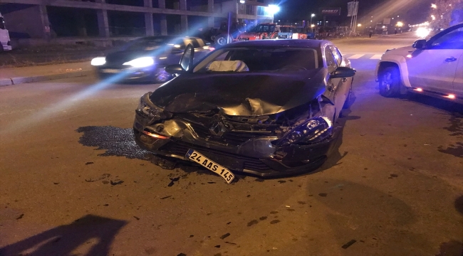 Kars'ta iki otomobilin çarpıştığı kazada 4 kişi yaralandı 