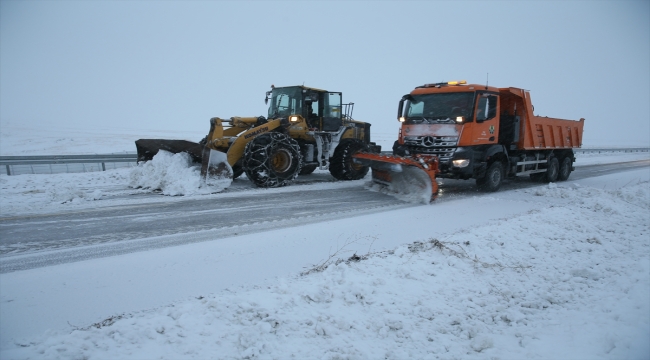 Kars ve Ardahan'da yollarda mahsur kalan 38 araç kurtarıldı