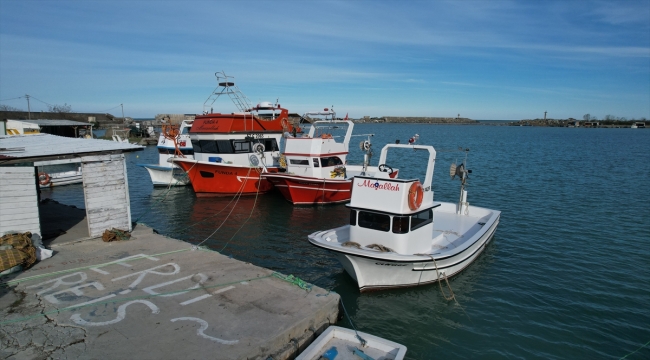 Kastamonu'da girişi kumla dolan barınaktaki balıkçı tekneleri mahsur kaldı