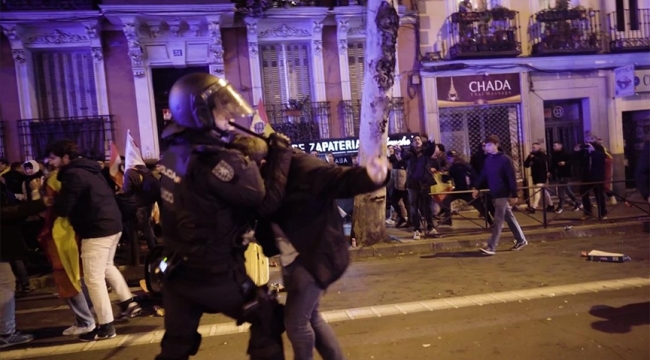 Katalanlara af girişimine karşı polis müdahale etti