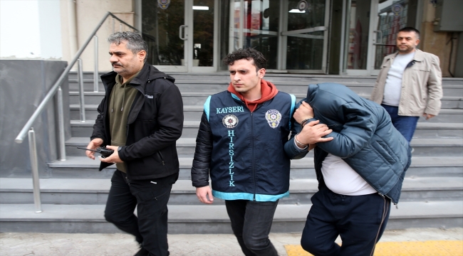 Kayseri'de bağ evlerinden hırsızlık yaptıkları öne sürülen 4 kişi yakalandı