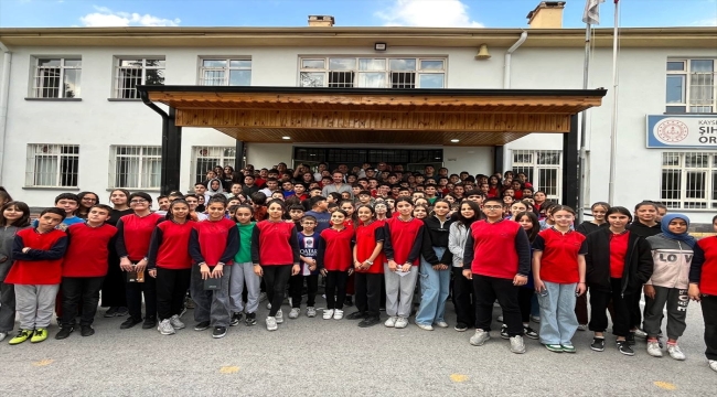 Kayserispor'un savunma oyuncusu Kolovetsios, öğrencilerle bir araya geldi