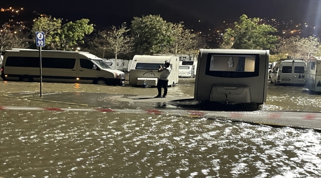 Kocaeli'de denizin taşması sonucu sahil otoparkı su altında kaldı